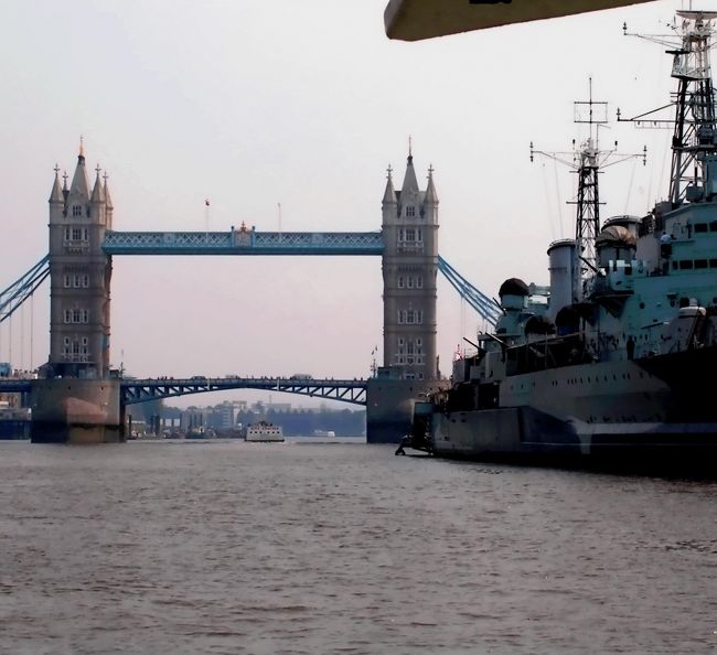 ◆『ロンドン橋と、左はHBS Belfast♪』<br />「ロンドン橋落ちた♪落ちた♪落ちた♪」って、あの歌が・・ついつい、頭の中をぐるぐるリフレインしちゃいますよね？ちょつと、空模様が「どんより」なのが寂しげでしたが・・、船はここで折り返しました♪