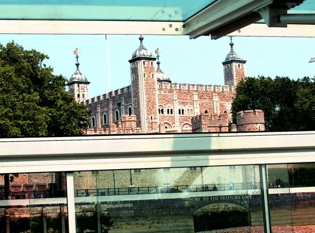 ◆『続いて左に暗?いロンドン塔が見えてきました♪』<br />このロンドン塔には、罪人や王子達も幽閉されてたそうで、幽霊の噂も絶えない場所で、以前に尋ねたので今回は船から眺めるだけにしました♪私の気のせいかもしれませんが・・14年前より、心なしか暗くて薄汚れた感じが払拭されて、キレイになってた感じがしたんですが？(^_^;