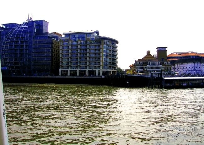 ◆『右端の赤屋根に白い建物がシェークスピアのグローブ座♪』<br />グローブ座は、ちょっと「ハリボテ」みたいな感じで（^^;この少し手前に「テイト・モダン」の、のっぽギャラリーがあったハズが・・うーん、良くわからなかったです?(T○T)