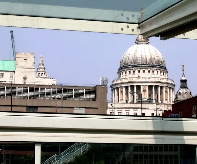 ◆『少し行くと左にセントポール寺院が後に見えます♪』<br />「だったら乗るな、勿体無い！」と叫びそうになるのを、ぐっとこらえ・・あっ！いかんいかん・・また「日本を背負って立つ」気分になりそうだった(^ ^;