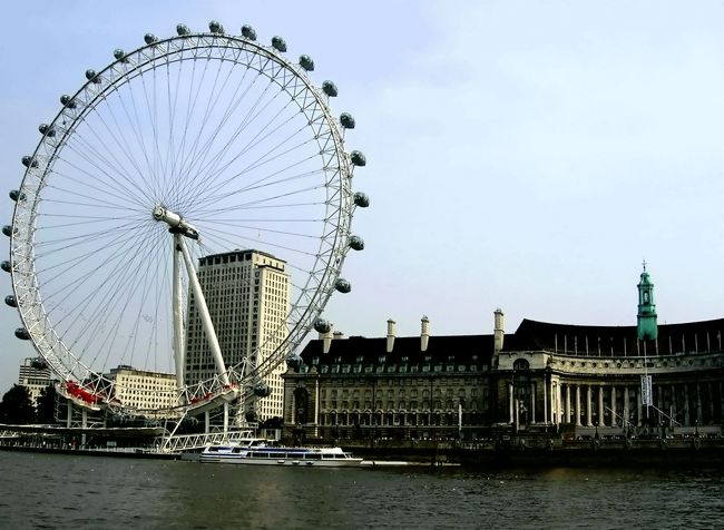 ◆『船着場に戻る頃ロンドンＥｙｅが見えて来ました♪』<br />おお！ロンドンＥｙｅが見る見る近づいてきました☆これも時間があったら、ちょっと乗ってみたかったんですが・・そろそろ今日のメインイベントの待つマンチェスターに移動しなければならない時間になっていました(T○T)