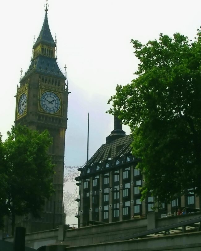 ◆『テムズクルーズ船着場はビッグベン前でした♪』<br />ホテルに戻り荷物を預け、予定通りウエストミンスター駅から「テムズクルーズ」に♪駅を出ると「ビッグベン」のお膝元でした☆橋の下を覗くと、すぐ船着場が見えます。船が何種類かあって「日本語ガイドテープ有り」の船を捜したら・・一番奥でした(^_^;船に乗込むと、私は最初に船尾にあるガイドテープを借りに行きました(^○^)/だって、何台あるか不明だし・・折角料金に含まれてるなら借りないとネ?☆すると不思議そうに見てた親子が「それは何？ドコにあるの？」の聞くので、「各国語のガイドテープで、後で貸してますよ」と教えてあげました(^○^)/