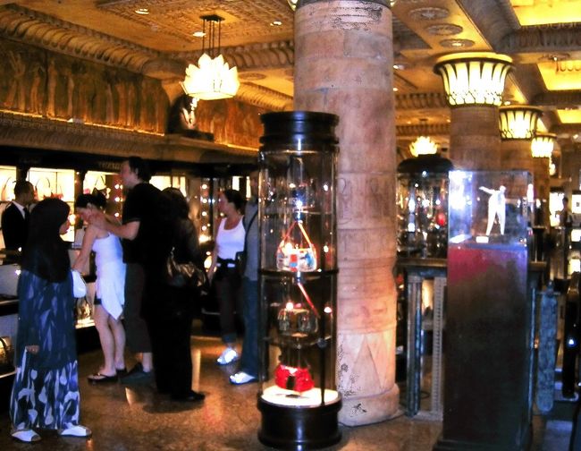 ←◆『エジプト風の飾付けになってたハロッズ♪』<br />船を下りると、懐かしいナイツブリッジにある「ハロッズ」に行きました(^○^)/セールも終盤かな?と覗いたら中はエジプト風の飾付けになっててビックリ♪美味しそうな惣菜が並んでたので「電車で食べよう」と幾つか買ってホテルに戻り、１泊分の荷物を持つと「また明日?☆」と挨拶してユーストン駅に行きました☆