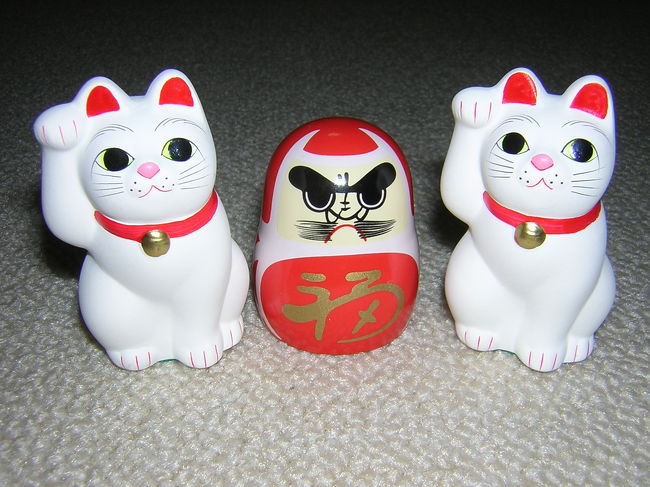 招福猫児２匹を豪徳寺、真ん中のダルマは港区『愛宕神社』にて購入です。!(^^)!　ダルマは、底に穴が開いていて“おみくじ”が入っているんです。（*^_^*）これらは、それぞれ１つ￥５００でした。招福猫児は、豆サイズから大きなサイズまであったので、お好みで選べますよ！！
