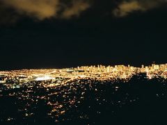 食事を食べた後、タンタラスの丘に行ってみました。
ここから見るホノルルの夜景はとてもきれいだということで有名です。

Night view of Tantalus, Honolulu, Oafu, Hawaii