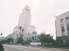 【ロサンゼルス市庁舎】

ロサンゼルス（Los Angeles）のダウンタウン（Downtown）にあるロサンゼルス市庁舎（City hall）です。
今や、A.シュワルツネッガー州知事はここにいるのでしょうか？

City Hall Los Angeles, Down Town, Los Angeles, California