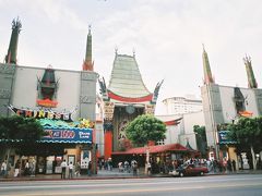 【チャイニーズシアター】

ご存じハリウッドのチャイニーズシアター（TCL Chinese Theatre）です。
手形・足形でも有名ですが、ここに来たのは何回目になるのでしょう？
たぶん4回目くらいかな？

TCL Chinese Theatre, Holleywood, Los Angeles, California 