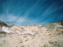 【アーティスト・パレット】

再び来た道ファーニス クリーク ウォッシュ ロード（Furnace Creek Wash Rd.）、CA-190を戻ります。
ファーニス クリーク ビジター センター（Furnace Creek Visitor Center）手前でCA-178バッド ウォーター ロード（Badwater Rd.）に入り、一方通行のアーティスツ ドライブ（Artists Dr.）に入るとアーティスト パレット（Artists Palette）と呼ばれるこのポイントに到着します。
様々な色の砂が一カ所に固まっていて、まるで「パレットのようなカラフルさ」ところから名付けられたようです。
ダンテス ビュー（Dante's View）から約35マイルくらいでした。

Artists Palette, Death Valley N.P., California