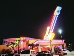 【ハードロック・ホテル】

ラスベガス（Las Vegas）に到着した時にはすっかり夜になってしまっていました。
真っ先に向かったのはハード ロック ホテル ラスベガス（Hard Rock Hotel Las Vegas）です。
とりあえずはここに泊まってみたくて予約なしに乗り込んでみました。
平日なので大丈夫だろうと思っていたのですが、見事に満室でした＾＾；

Hard Rock Hotel, Las Vegas, Nevada