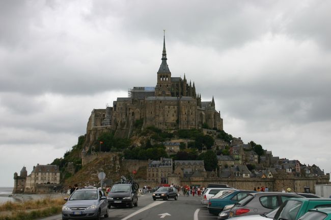 Mont Saint Michelです。天候は雨時々曇りで、時折太陽が顔を出しますが寒かったです。7月下旬で暖かいと思っていたので薄着をして行ったのでやられました。