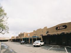 【タオスの朝】

アメリカドライブ8日目、曇りのち晴れ

ニューメキシコ州タオス（Taos）に宿泊しましたが、夜遅く着いたためタオスの街をどこも見ていません。
朝起きてチェックアウトをして、とりあえず近くにあったプラザというショッピングセンターへ向かいました。
残念ながら朝早いせいかどこも開いていませんでした＾＾；

Indian hills in Taos plaza, Taos, New Mexico