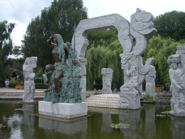 双廊金梭島。乗船後3時間でこの島に到着。民族舞踏が30分くらいで終わりその後は暇だった。蒼山や洱海の景色も２時間以上も見てたらあきた。船内にはカラオケルーム、マッサージルーム、麻雀ルーム、喫茶室等いろいろな娯楽施設があったが、私はただボーｯとして時間を過ごした。この島も港に着いたらこの象と観音様があるだけ。個人的には、こんな所どうでもいいや。早く次に行ってくれと思っていました。<br />