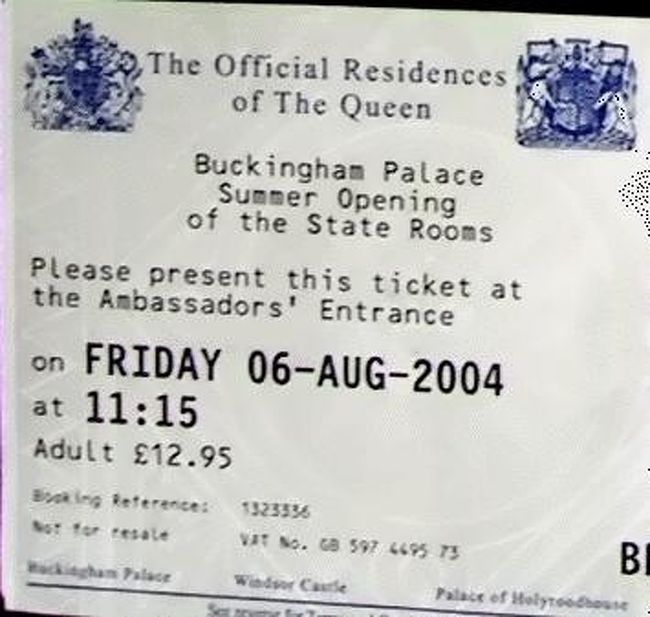 ◆『バッキンガム宮殿ツアーのチケット♪』<br />翌日は9時頃の電車で帰る予定を5時に起き、折角付いてた朝食は諦めて(TｏT)トラムがのろのろ走るので途中ドキドキしながら6時のロンドン行きに間合いました。9時半頃にユーストン駅に着き、昨日行きそびれた「バッキンガム宮殿」に直行(笑)多少並びましたが・・無事に宮殿ツアーに参加出来ました♪まず宮殿に向って左側を廻込む様に歩くと、奥に宮殿ツアー入口があり、テントと長椅子が設置されています。そこでグループを作り順番に宮殿内を廻りますが・・残念ながら撮影不可です(T_T)/~