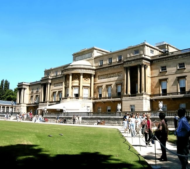 ◆『宮殿ツアーの出口側から宮殿をパチリ♪』<br />1時間ほど宮殿内を廻って・・最後にバッキンガム宮殿の庭の入口の処でツアーは解散になりました。その後は各自で庭を廻る事になるんですが・・外はメチャメチャ暑いし、私は早朝からの移動でバテバテでしたよぉ?(TｏT)・・とほほ