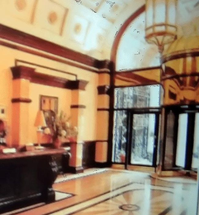 ◆『CROWNE PLAZA LONDON ST.JAMESのロビーにて♪』<br />ホントはアールズコート周辺にある「サッカーメイトのminiちゃんお奨めパンケーキ屋」とかに行きたかったけど・・時間は既に13時近くになってて、今日は16時半のフライトですから、14時半にはヒースローに着く為に13時半には空港に向いたかったんですよねー。今迄の私なら迷わずパンケーキ屋に直行したハズですが(笑)寄る年波には勝てず・・マンチェスターからの移動と宮殿ツアーに疲れ果ててたので、そのまま空港に(TｏT)