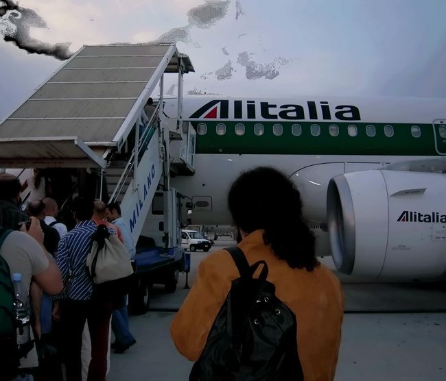 ◆『アリタリア機でミラノを経由してフィレンツェへ♪』<br />ロンドンからはミラノを経由してフィレンツェ入りするのですが、ミラノからの乗換便が遅れ、予定ゲートで待ってたら・・段々人が減って行くぅ?？オカシイと思って画面でゲート確認したら・・案の定ゲート変更されてた！うわ危ない！結局フィレンツェSMN駅に着いた頃は既に22時を廻っており・・そのままホテルに徒歩で直行。疲れた(TｏT)