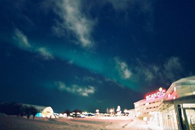 オーロラ<br />トロムソのオーロラ基地であるSCANDICホテルと一緒に撮影したオーロラ。斜めに横切る線がオーロラで、それ以外は雲である。