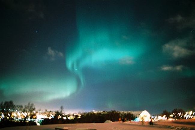 オーロラ<br />ISO800だったので、動きがあってもしっかりとらえられた。空と地上が、町のネオンで赤く染まってしまって残念。