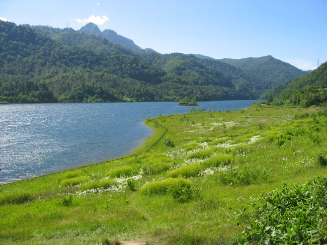 サッポロ湖：苫小牧から小樽に行く途中で。心地よい風が吹き抜けていく。水面でたったさざ波がそのまま草原へと移り、山へと消えていった。