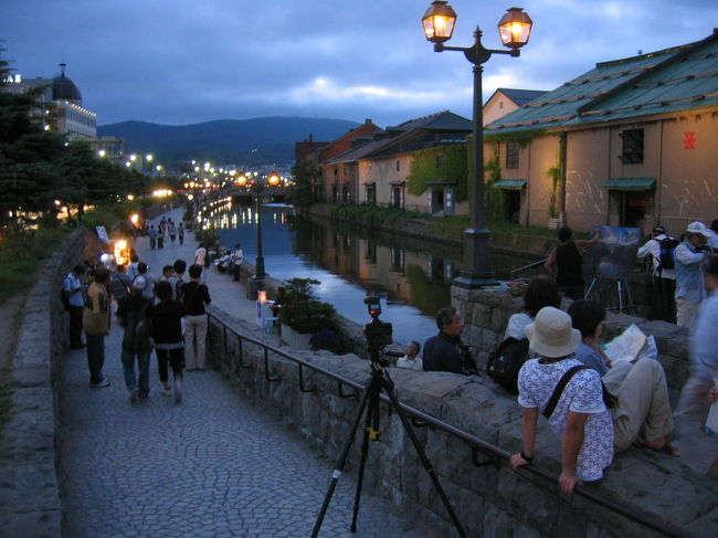 夜の小樽運河：楽器を演奏したり、絵を描いたり、写真を撮ったり・・・夜も情緒があります。