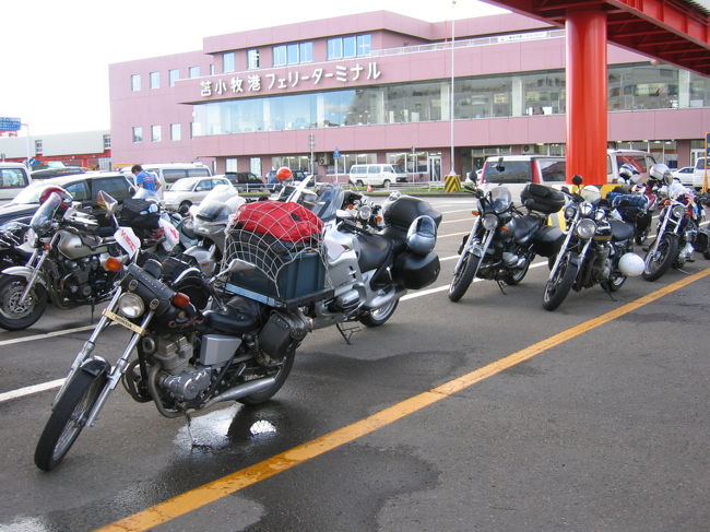 フェリーターミナル：乗り込む前はこうやって全員集合します。合図とともにフェリーに乗り込みます。一斉にエンジンをかけ、ふかす時はレース前の気分です(楽しい！）
