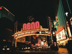 【初、リノ】

ネバダ州第二のカジノスポットであるリノ（Reno）に到着しました。
リノはラスベガス（Las Vegas）に比べるとかなり小さい町です。
ダウンタウンのホテルは高いので、少し離れたところのモーテルにチェックインしました。

Reno Arch, Reno, Nevada