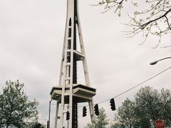 【スペース ニードル】

インターステートI-5を下りてシアトル（Seattle）の象徴であるスペース ニードルに到着しました。
あいにくの天気だったせいかほとんど観光客はいませんでしたが、せっかく来たので展望台へ昇ってみます。

Space Needle, Seattele, Washington