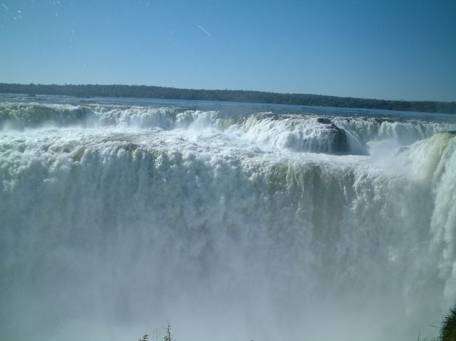 イグアスの滝はブラジルとアルゼンチンの国境にある。<br />さらにイグアス川の下流にいくと<br />「３カ国国境」が存在する。<br />ブラジル、アルゼンチンと、パラグアイの３カ国。<br />そんな滝の中でも一番迫力のある「悪魔の喉笛」と呼ばれう場所です。ちなみにここはアルゼンチン側
