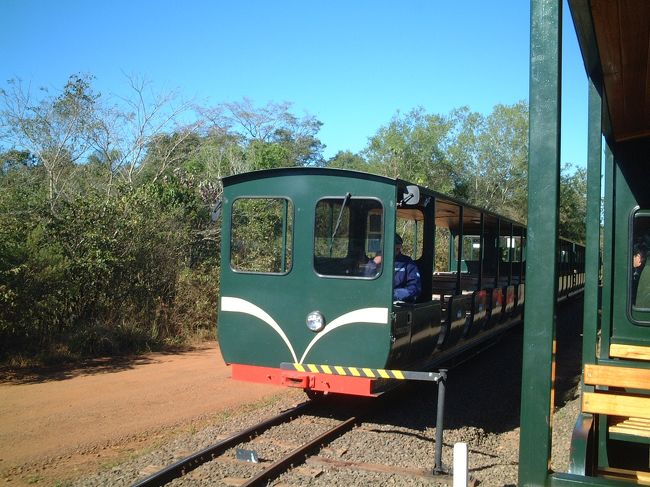 アルゼンチン側の国立公園では<br />園内を電車に乗って移動します。