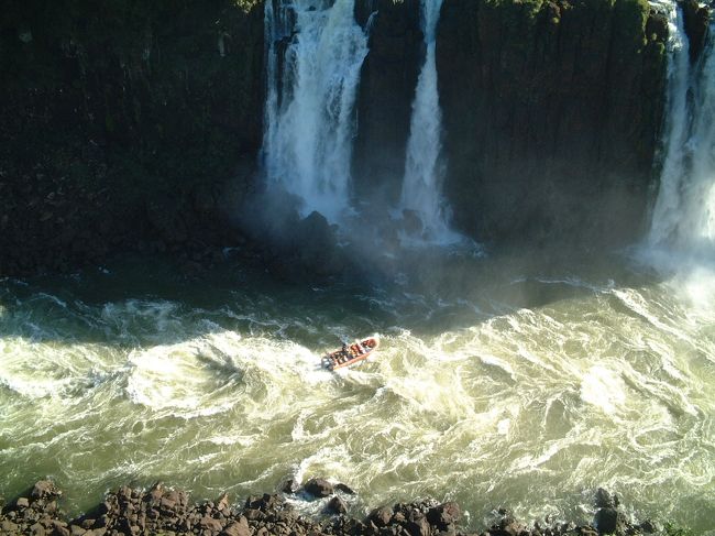 ブラジル側から出発するボートツアーでは、<br />滝壷近くまでボートで行くことが出来ます。<br />でも、かなり濡れるので覚悟していかないと・・・<br />雨合羽は必須です。