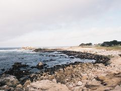 【17マイル ドライブ】

モントレー（Monterey）からカーメル（Carmel）までは17マイルドライブ（17-Mile Drive）といわれるシーニックドライブが有名です。
モントレー半島の海岸線を走るルートで、車の場合は有料となりますが、ドライブルートとしては有名で景色も楽しめます。

Pebble Beach 17 Mile Drive, California