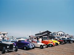 【スターンズ ワーフ】

サンタ バーバラ郡庁舎（Santa Barbara County Courthouse）からスターンズ ワーフ（Stearns Wharf）という人気のある観光スポットのひとつである桟橋ににやってきました。
木製でできたピア（桟橋）は入口のところが駐車場になっていて、色鮮やかなクラシックカーが並んでいました。

Santa Barbara, California
