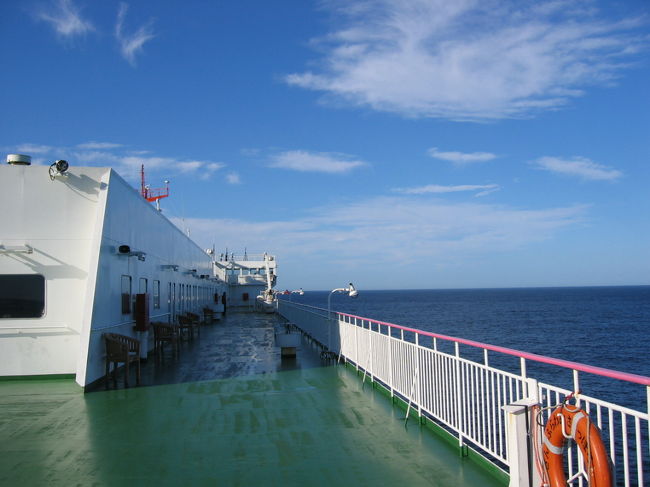 フェリーからの景色：海も青かった。フェリーが通った跡が地平線まで伸びていた。