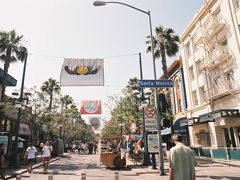 【サンタモニカ マーケット プレイス】

車を停めてサンタモニカ（Santa Monica）の街をぶらぶら歩いてみます。
サンタモニカはロサンゼルス（Los Angeles）に来ると必ずと言っていいほど訪れるお気に入りの場所です。
たぶん5回目くらいの訪問だと思います。

Main street of Santa Monica, Los Angeles, California