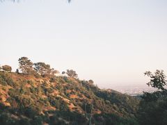 【グリフィス パーク】

メルローズ アベニュー（Melrose Avenue）からダウンタウン北側の高台にあるグリフィス天文台（Griffith Observatory）へ向かってみました。
ちょっと日が傾いてきたので夕陽が見られるかも。

Griffith Observatory, Los Angeles, California