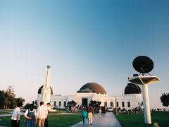 【グリフィス天文台】

グリフィス パーク（Griffith Park）内にあるグリフィス天文台（Griffith Observatory）です。
小高い丘の上にあるのでロサンゼルス（Los Angeles）の街を一望できます。
映画「ターミネーター」の序盤で、未来から来た光の球が登場するのがここだそうです。

Griffith Observatory, Los Angeles, California