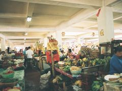 バリ島の中心地、デンバザールでマーケットに行きました。活気にあふれていたマーケットですが何も買わずに出てきてしまいました。
