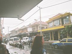 【クタの街で雨宿り】

クタの街を散策していたら突然のスコールで雨宿りをせざるを得ない状態でした。
