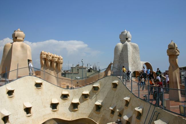 カサ・ミラです。とうとう僕の夢でもあったガウディの作品に触れられました。カサ・ミラは集合住宅なのですが、外見だけではなく内面も魅力的です。