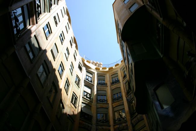 そのカサ・ミラの内部（昔は誰かの部屋だった）は外見同様直線構造が全くありません。