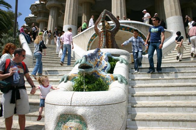 ご存知グエル公園です。ちなみにここは無料です。隣には保育園が隣接していますが、園児の中には地元FCバルセロナのユニフォームを着ているお子様もいました。世界遺産の横で遊ぶ子供っていいですね。