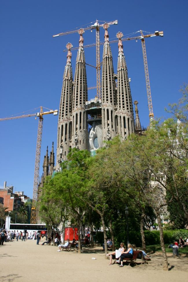 サグラダファミリアは未だ世界遺産の仲間入りをしていません。理由-未だ建造中で約200年後に完成予定？であるため・・・たぶん見届けれません。