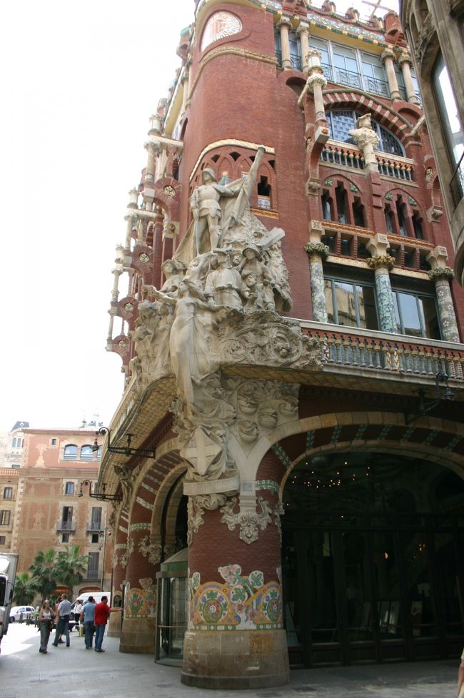 残念ながらカタリューニャ音楽堂は見学出来ませんでした。当日券は販売しないみたです。どこかに書いてインフォームしてくれよ！！