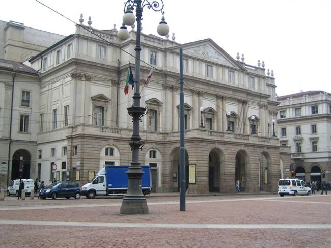 黒っぽかった汚れも落とされ美しく改装されたスカラ座