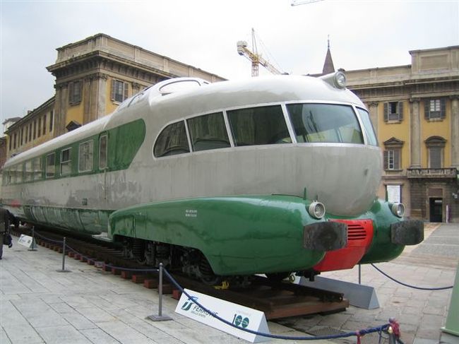 ドウモの横ではイタリア鉄道の歴史展が行われており、<br />この60年代の特急車両は、色といい、カタチといい、典型的なイタリアデザインです。