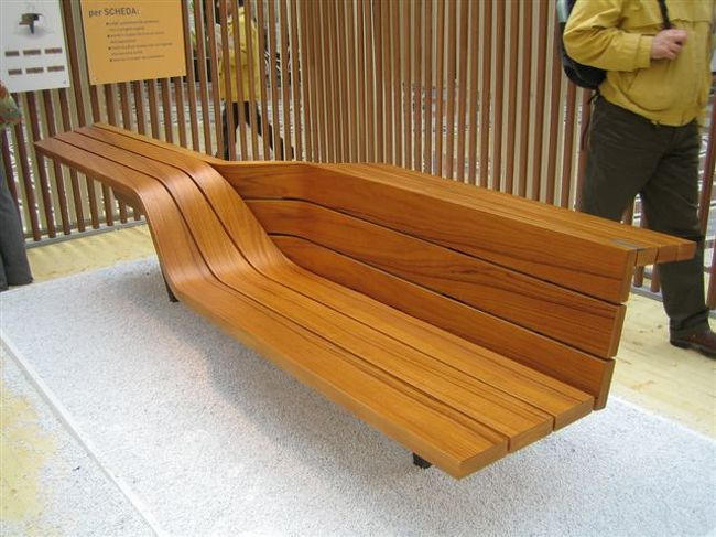 ガレリアではミラノ市が採用する屋外ベンチのコンペティションが行われていた。このモダンなデザインを見よ！さすがミラノ