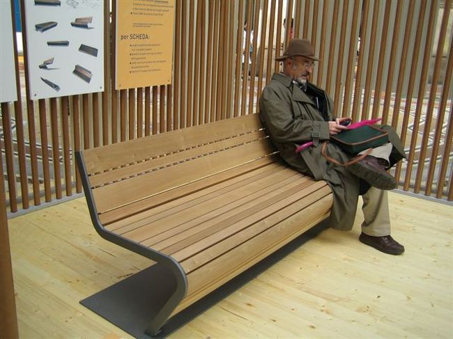 これも候補のひとつ、なお座っているのはマネキンではなく本物の人間です。ミラノの渋い男は決まっていますね！