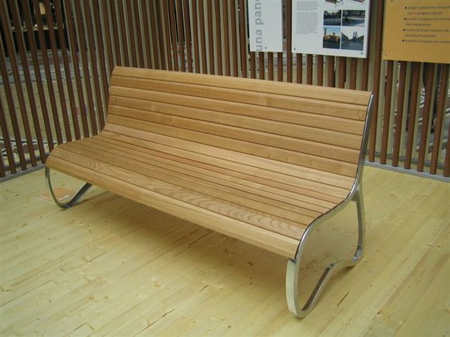 木の質感をテーマにしたモダンなベンチ。多分これが採用されるのではないかと思う。