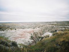 【最初の目的地】

早朝にサウスダコタ州スー フォールズ（Sioux Falls）の宿を出てI-90を西へ走ること約200マイル。
インターステートI-90のバッドランズ ループ（Badlands Loop）からSD-240に入り北側公園ゲート（Northeast Entrance Station）を抜けると突如岩山が出現し、今日最初の観光地であるバッドランズ国立公園（Badlands National Park）に到着しました。

Badlands National Park, South Dakota