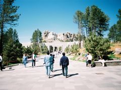 【マウント・ラッシュモア国定公園】

駐車場から少し歩くと遠くにあの有名な岩の彫刻が見えてきました。

Mt. Rushmore National Monument, South Dakota